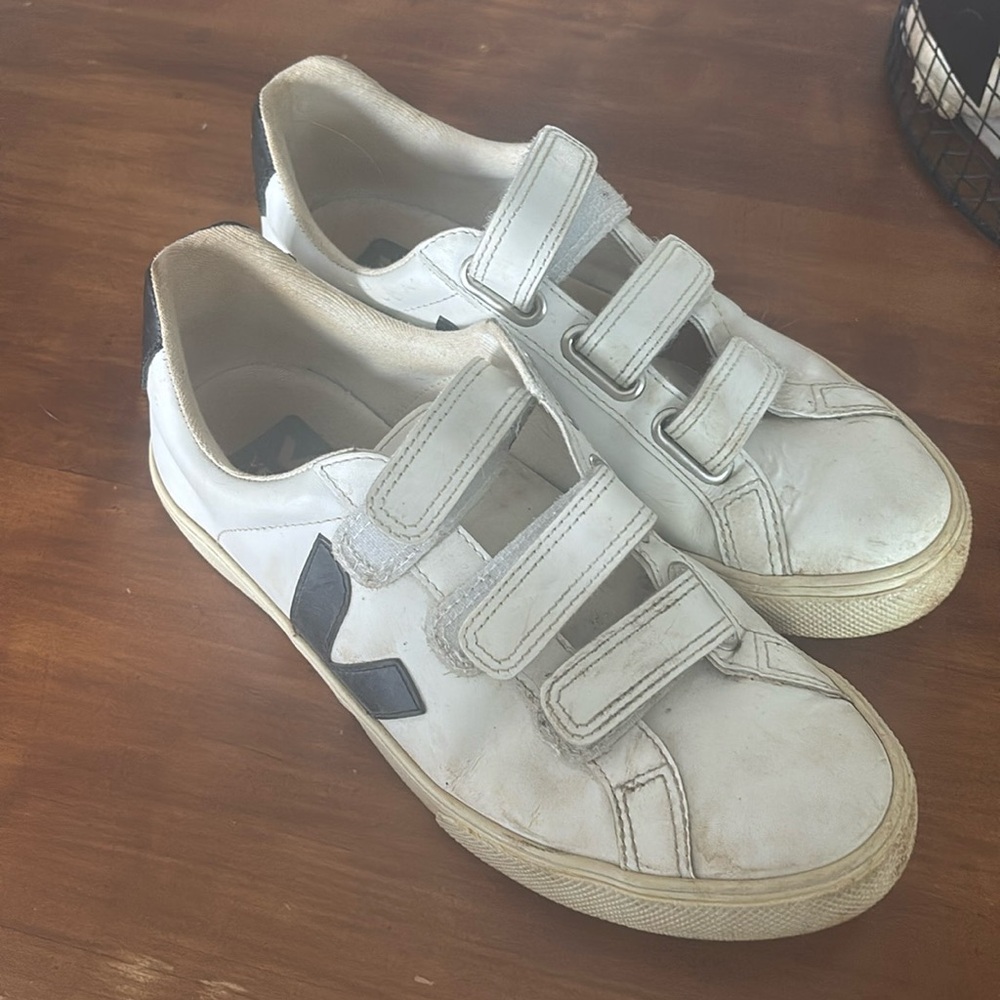 Veja sneakers Leather Sneakers
Women's Size: 7